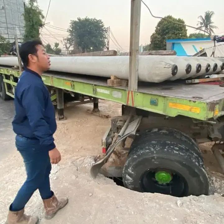 Truk Muatan Paku Bumi Ambles di Pondok Cabe, Lalu Lintas Sempat Tersendat