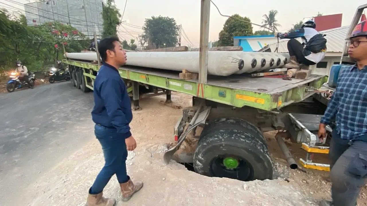 Truk Muatan Paku Bumi Ambles di Pondok Cabe, Lalu Lintas Sempat Tersendat