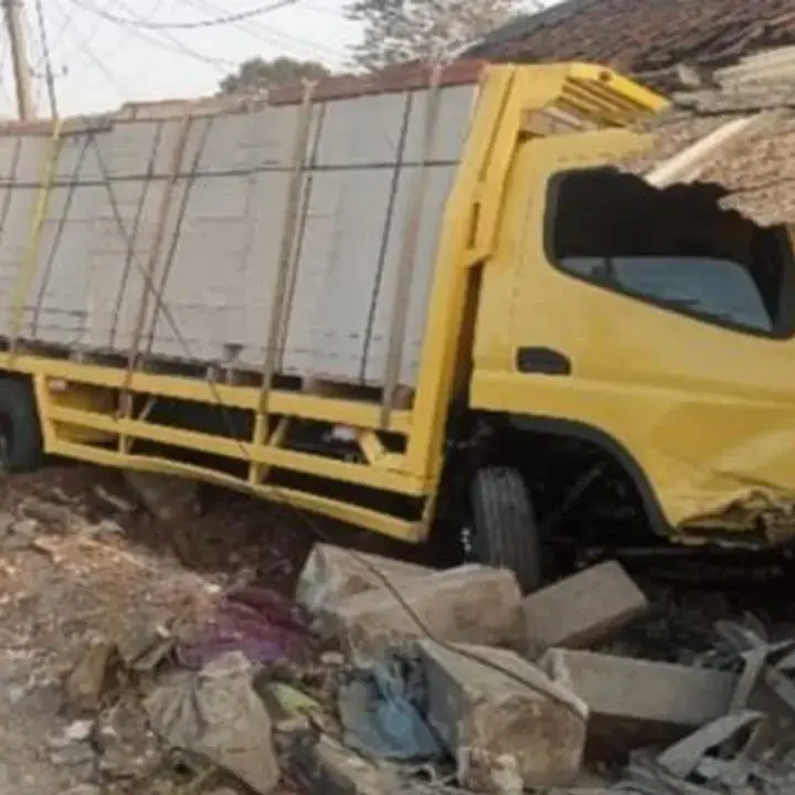 Truk Oleng Tabrak Rumah di Bogor, Pengemudi Diduga Lalai
