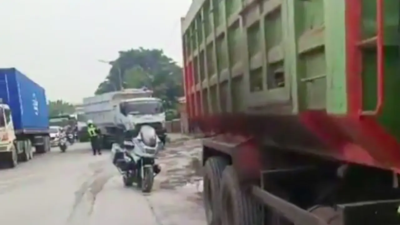 Truk Parkir Liar di Cakung-Cilincing Ditertibkan, Lalu Lintas Kembali Lancar