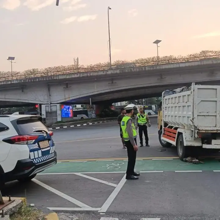 Truk Pecah Ban di Lampu Merah Tomang, Pengendara Diminta Waspada