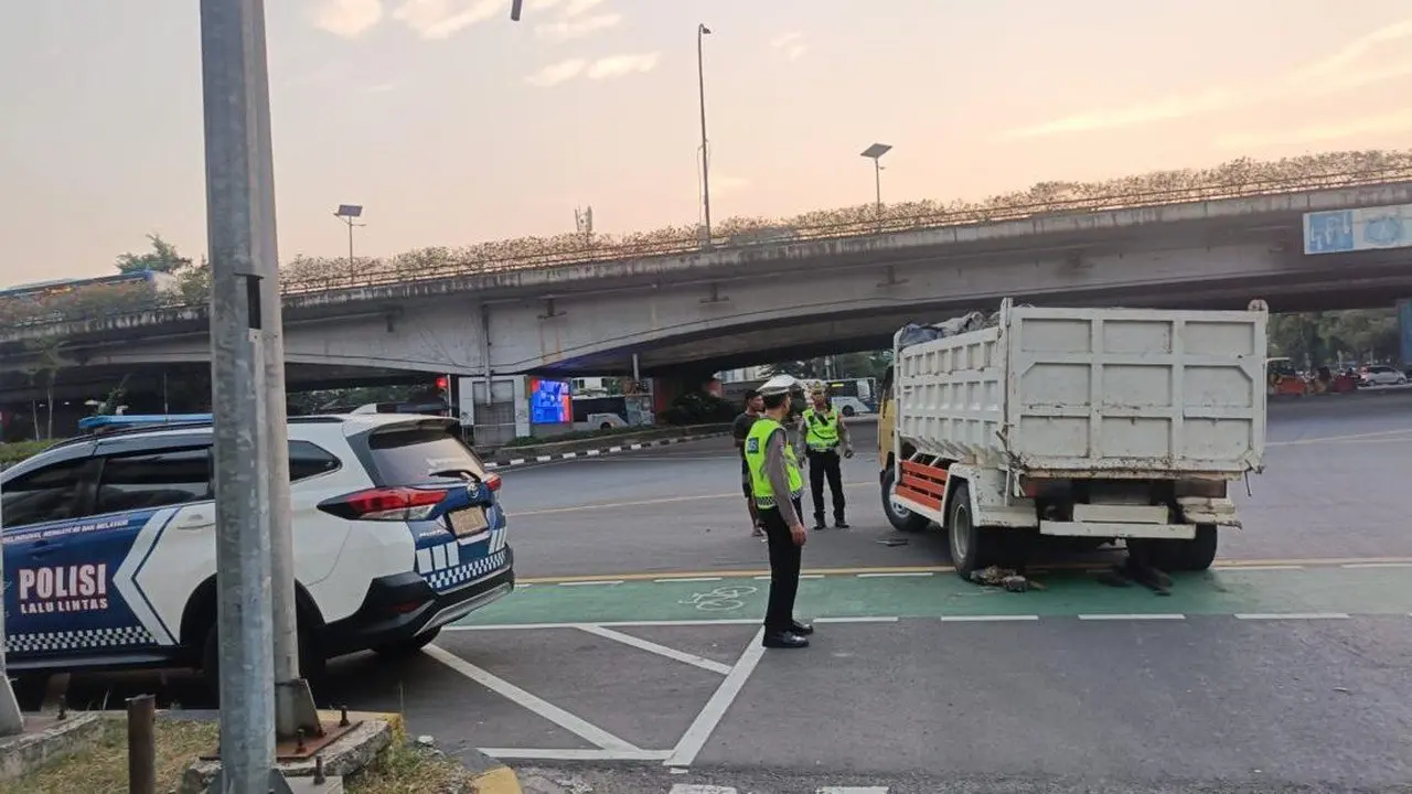 Truk Pecah Ban di Lampu Merah Tomang, Pengendara Diminta Waspada