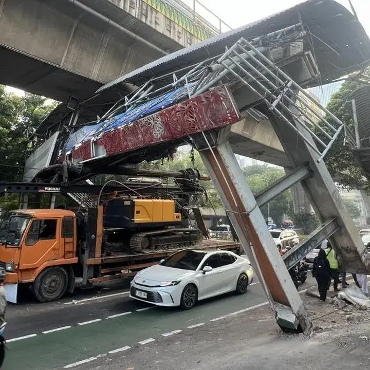 Truk Pengangkut Alat Berat Nyangkut di JPO Tendean, Lalu Lintas Tersendat hingga Kuningan