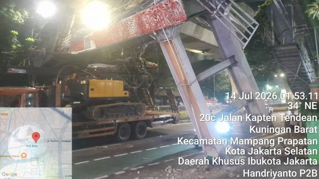 Truk Pengangkut Alat Berat Tabrak JPO Tendean, Tiang Penyangga Nyaris Roboh