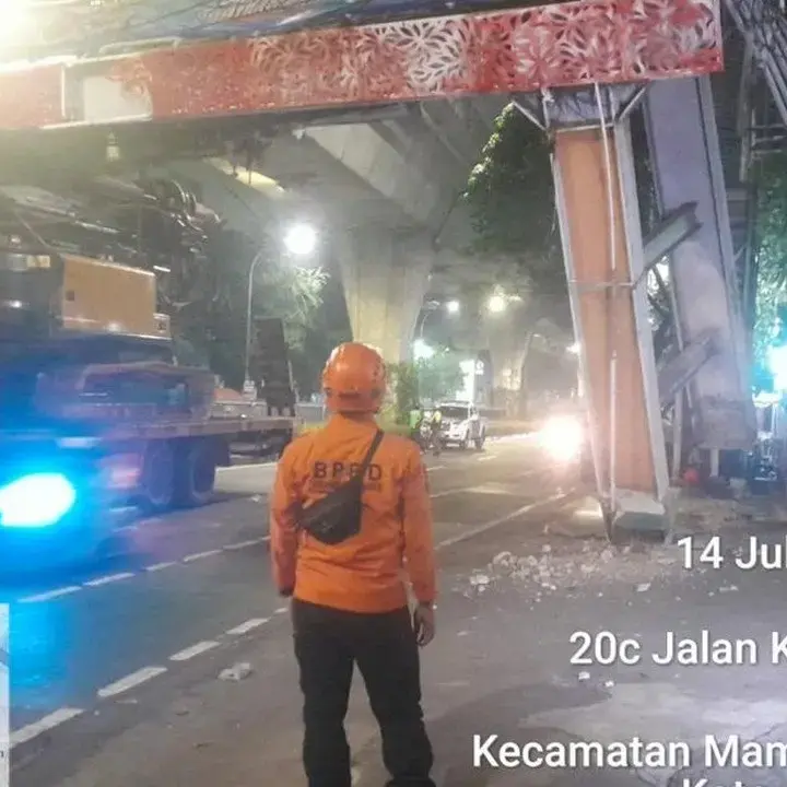 Truk Pengangkut Alat Berat Tersangkut di JPO Tendean, BPBD Sebut Sopir Fokus pada HP