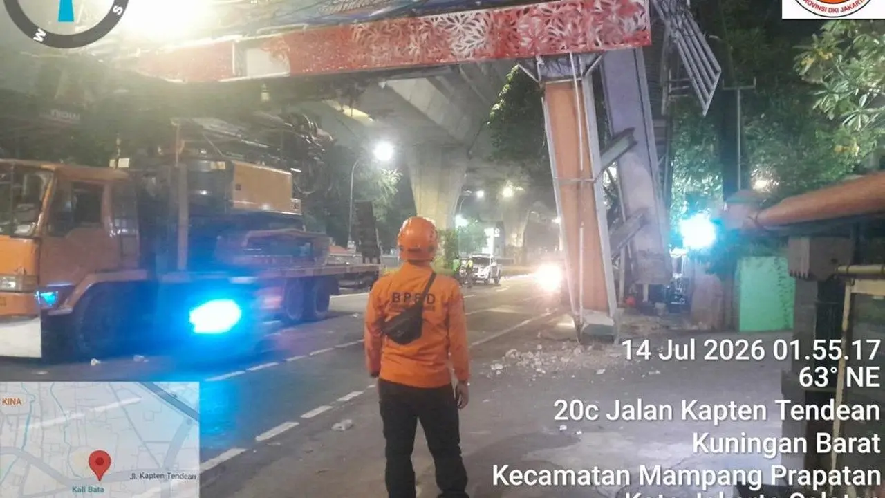 Truk Pengangkut Alat Berat Tersangkut di JPO Tendean, BPBD Sebut Sopir Fokus pada HP