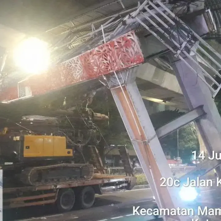 Truk Pengangkut Alat Berat Tersangkut JPO Tendean, Sopir Diperiksa Polisi