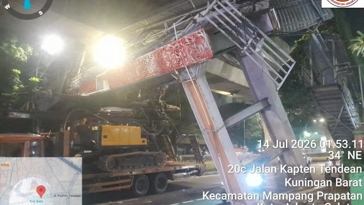 Truk Pengangkut Alat Berat Tersangkut JPO Tendean, Sopir Diperiksa Polisi