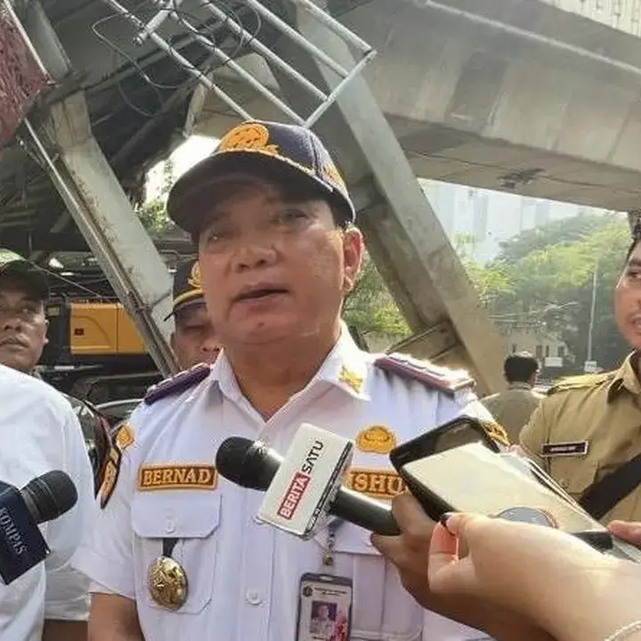 Truk Pengangkut Crane Seret JPO Tendean, Kendaraan Akan Diamankan Setelah Pembongkaran