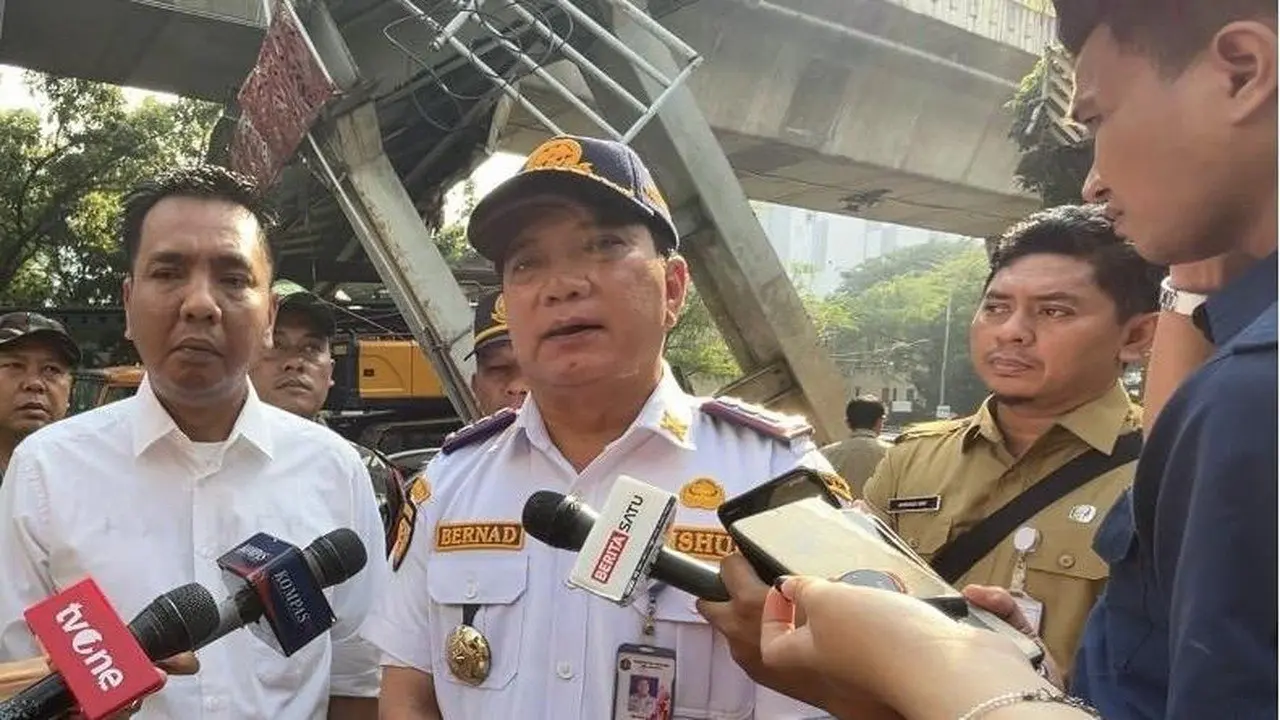 Truk Pengangkut Crane Seret JPO Tendean, Kendaraan Akan Diamankan Setelah Pembongkaran