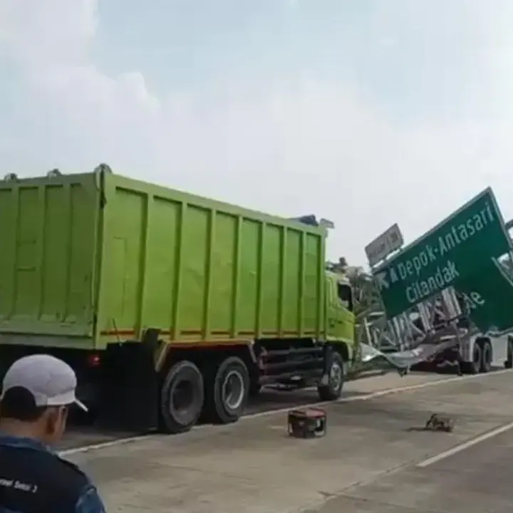 Truk Tabrak Tiang Penunjuk Arah, Lalin Tol Cijago Arah Limo Terganggu
