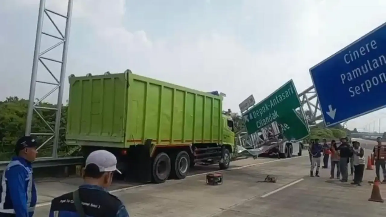 Truk Tabrak Tiang Penunjuk Arah, Lalin Tol Cijago Arah Limo Terganggu