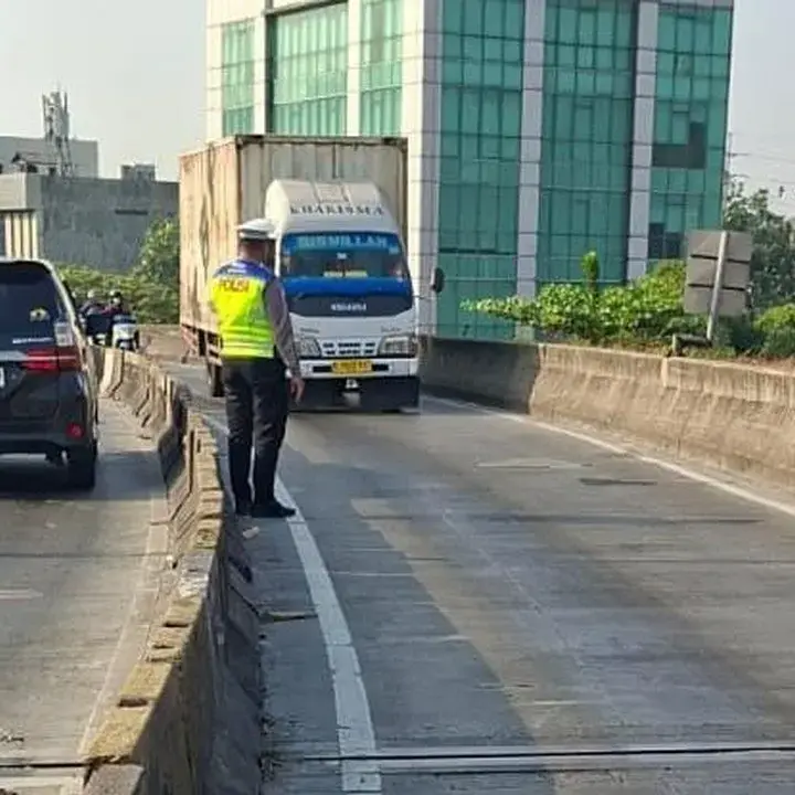Tumpahan Solar Terjadi di Flyover Pesing Arah Cengkareng, Pengendara Diminta Waspada