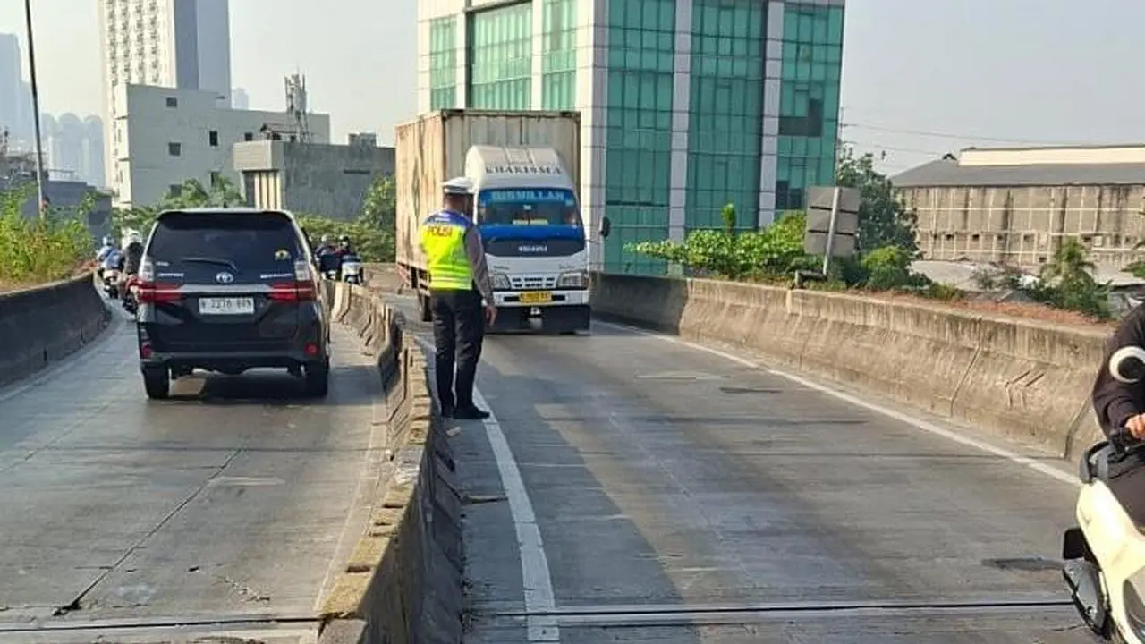 Tumpahan Solar Terjadi di Flyover Pesing Arah Cengkareng, Pengendara Diminta Waspada