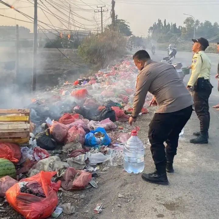Tumpukan Sampah Liar di Cikande Terbakar, Polisi Berjibaku Padamkan Api