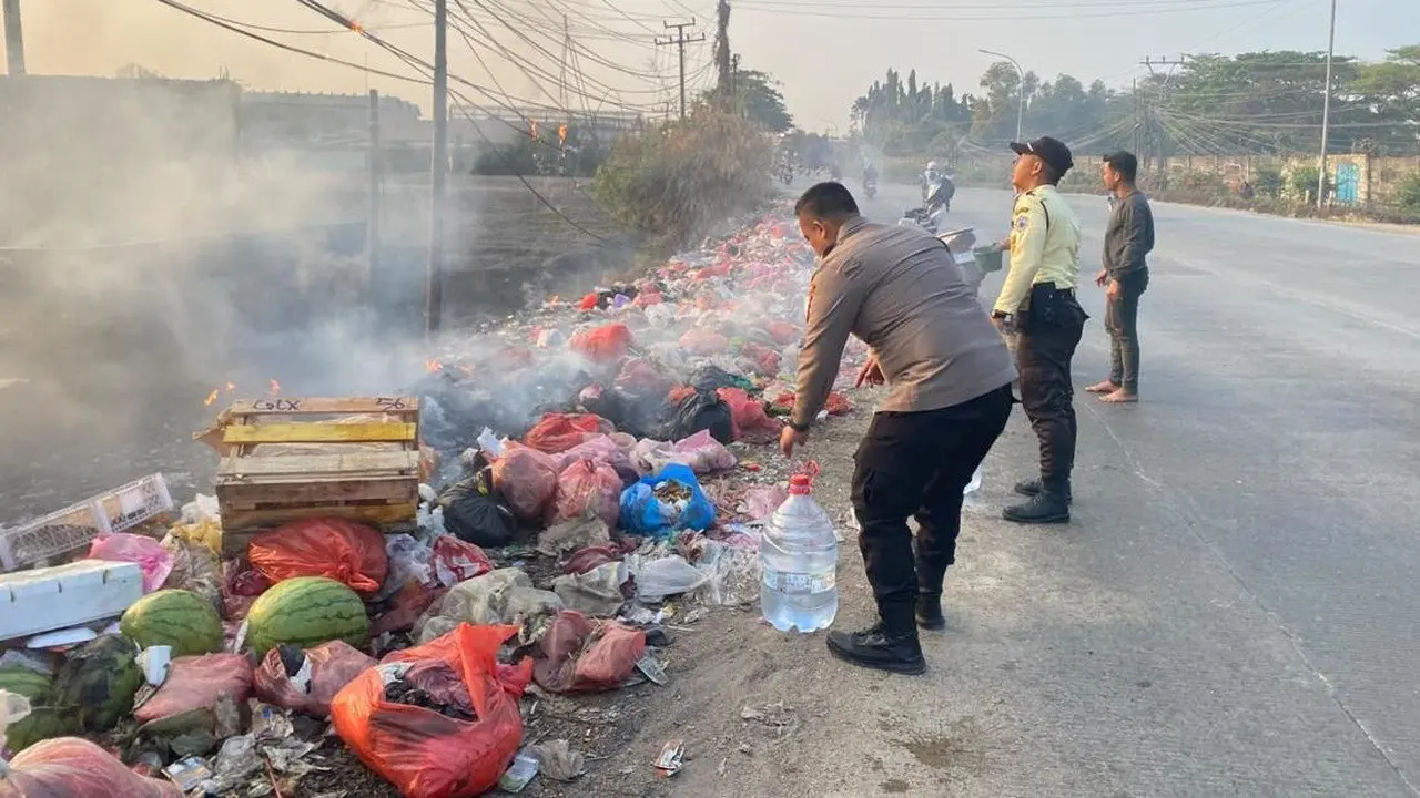 Tumpukan Sampah Liar di Cikande Terbakar, Polisi Berjibaku Padamkan Api