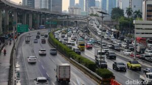 Volume Kendaraan Meningkat, Sejumlah Ruas Tol Arah Jakarta Alami Kepadatan