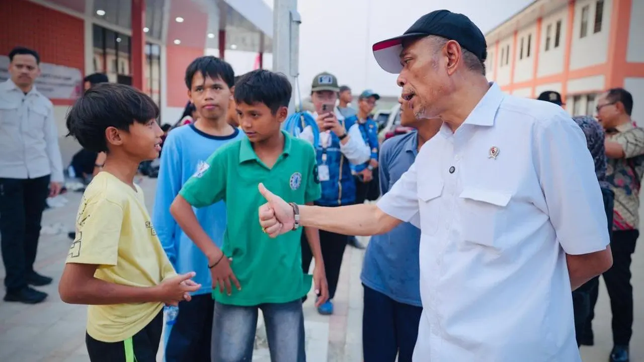 Wamensos Sampaikan Pesan Prabowo kepada 262 Siswa Baru Sekolah Rakyat Semarang