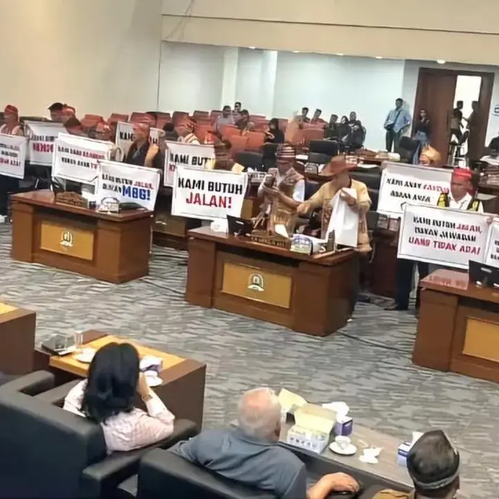 Warga Krayan Geruduk DPRD Kaltara Tuntut Perbaikan Jalan Lingkar Provinsi