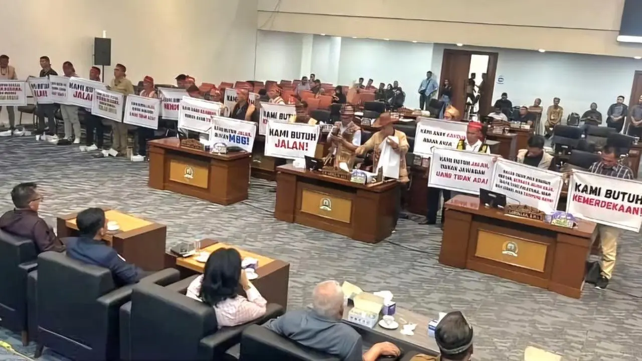 Warga Krayan Geruduk DPRD Kaltara Tuntut Perbaikan Jalan Lingkar Provinsi