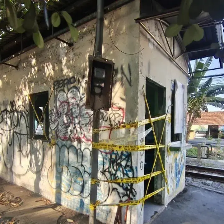 Warga Segel Bekas Halte di Sidoarjo Setelah Viral Disebut Lokasi Perbuatan Asusila