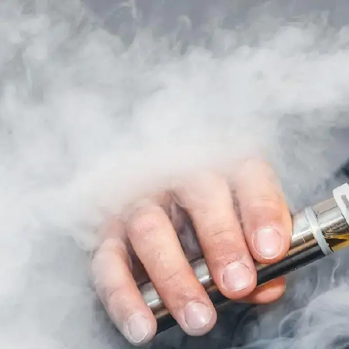 WNA Terlihat Santai Menggunakan Vape di Terminal 3 Bandara Soetta, Pihak Bandara Beri Imbauan