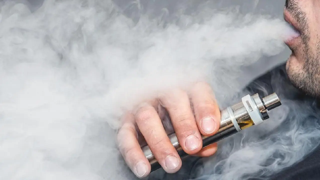 WNA Terlihat Santai Menggunakan Vape di Terminal 3 Bandara Soetta, Pihak Bandara Beri Imbauan