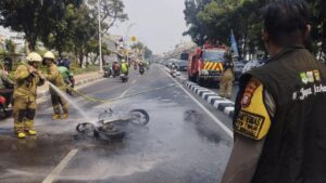 Yamaha R15 Terbakar Usai Hindari Mobil di Pasar Minggu, Pengendara Alami Luka Lecet