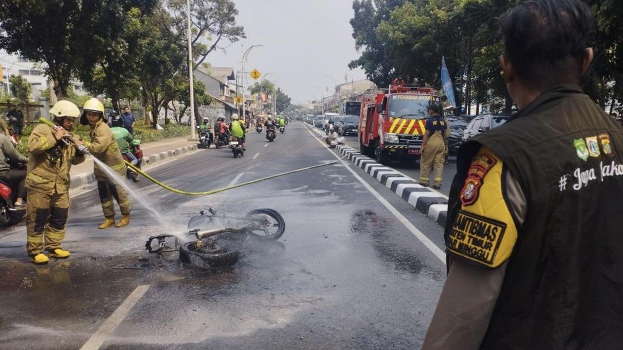 Yamaha R15 Terbakar Usai Hindari Mobil di Pasar Minggu, Pengendara Alami Luka Lecet